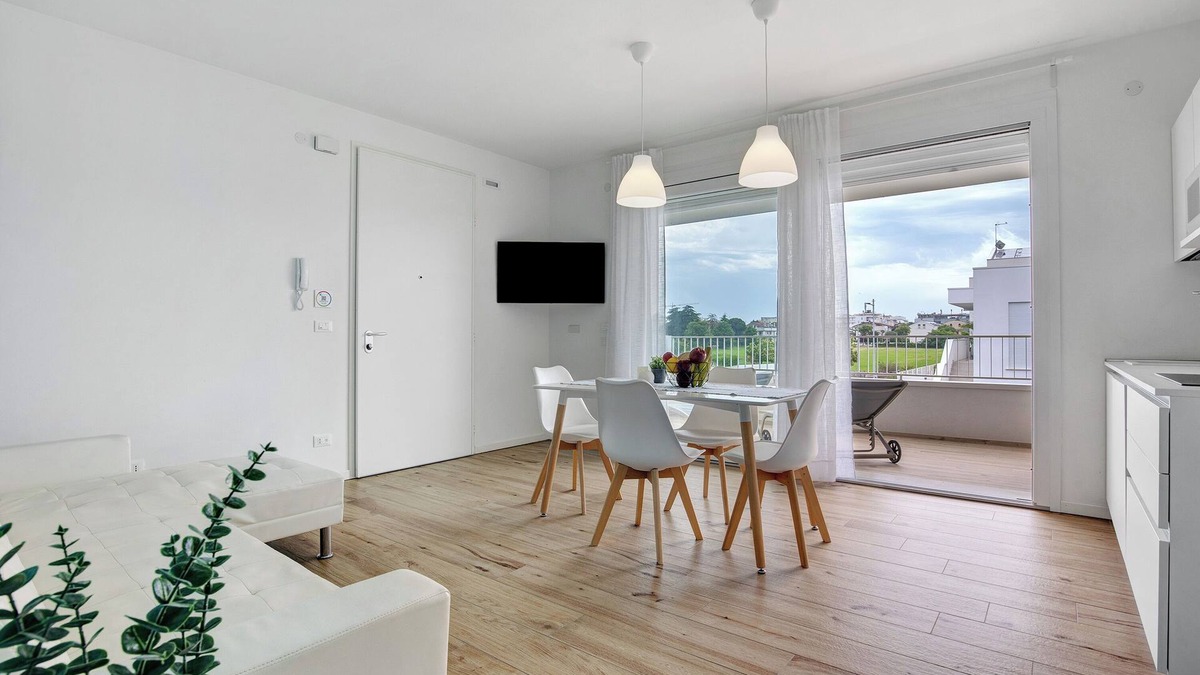 Lido di Jesolo Apartment | Apartment 'Deluxe 7' with Shared Garden, Wi-Fi and Air Conditioning
