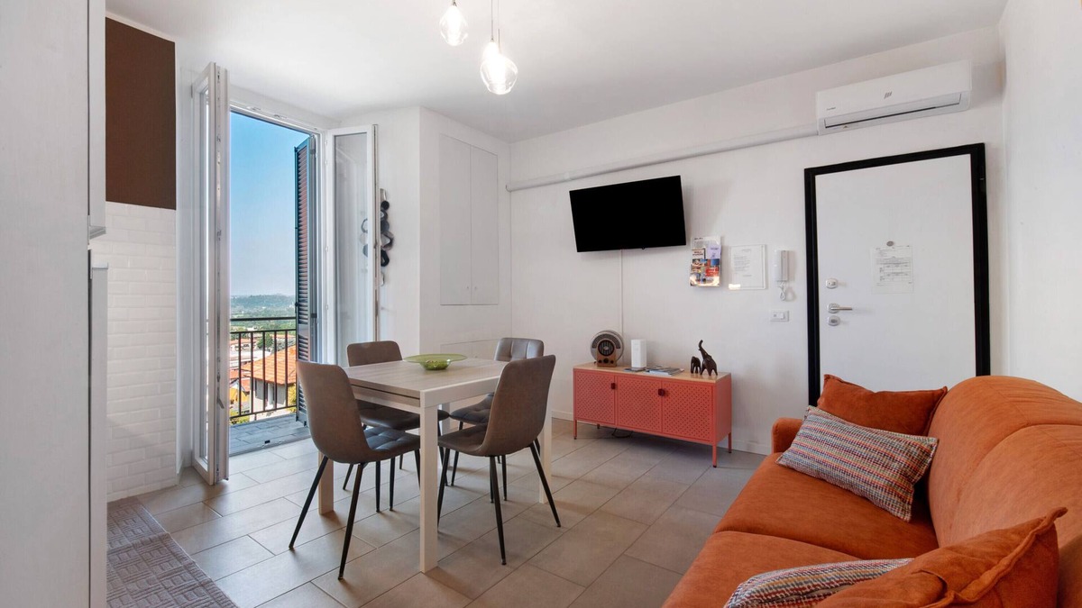 Senna Comasco Apartment | Apartment 'Diamond House' with Mountain View, Balcony and Wi-Fi