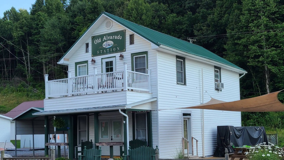 Abingdon Apartment | Apartment Directly ON The Virginia Creeper Trail !