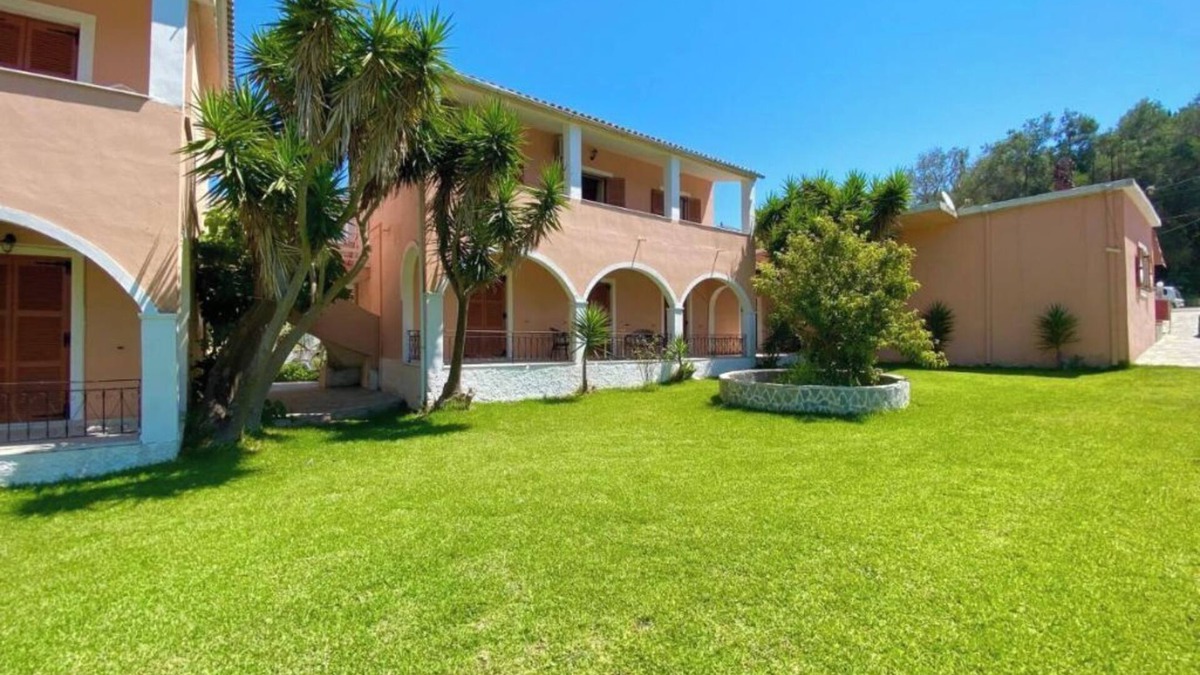 Agios Georgios Pagon Apartment | Apartment Dora Pagoi 2 with Mountain View, Shared Garden & Wi-Fi