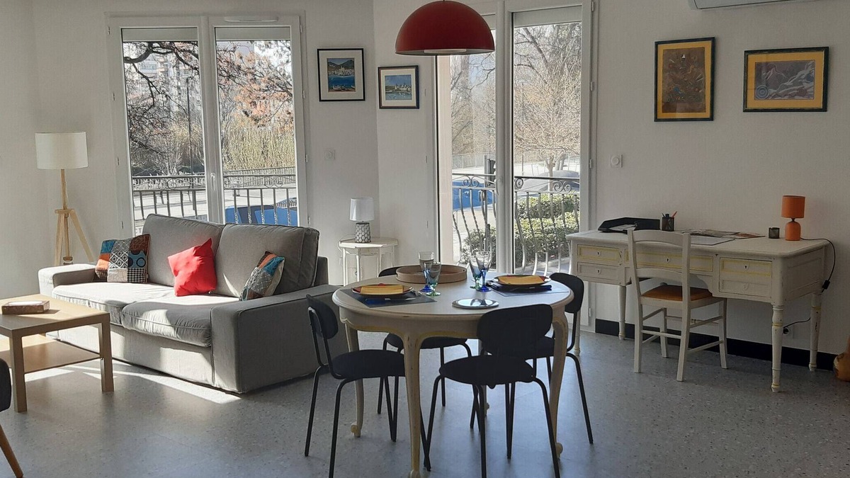 Clodion-Torcatis Apartment | Apartment 'Du Théâtre De' with Balcony, Wi-Fi and Air Conditioning