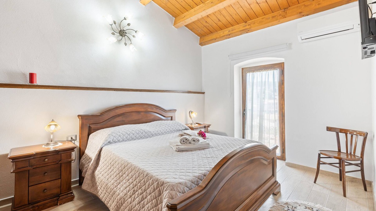 Scano di Montiferro Apartment | Apartment 'Erato' with Sea View, Wi-Fi and Air Conditioning