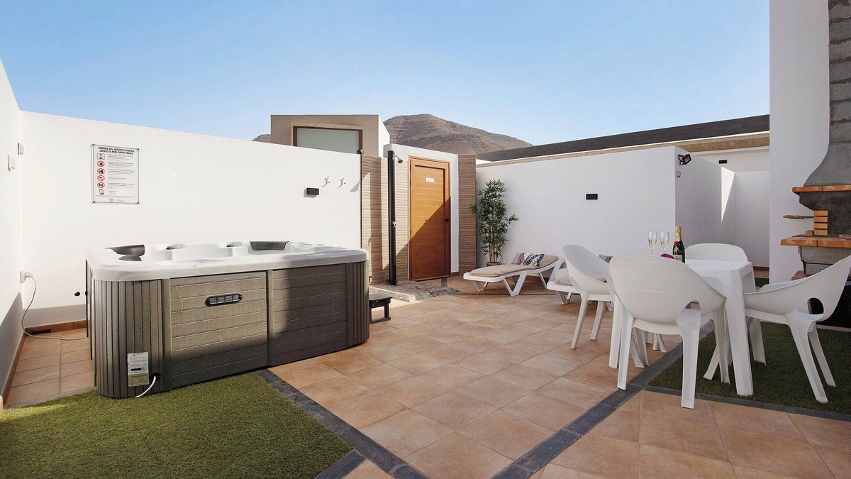 Puerto del Rosario Apartment | Apartment "Eclipse" in Puerto del Rosario with Mountain View, Jacuzzi, Wi-Fi, A/C & Terrace