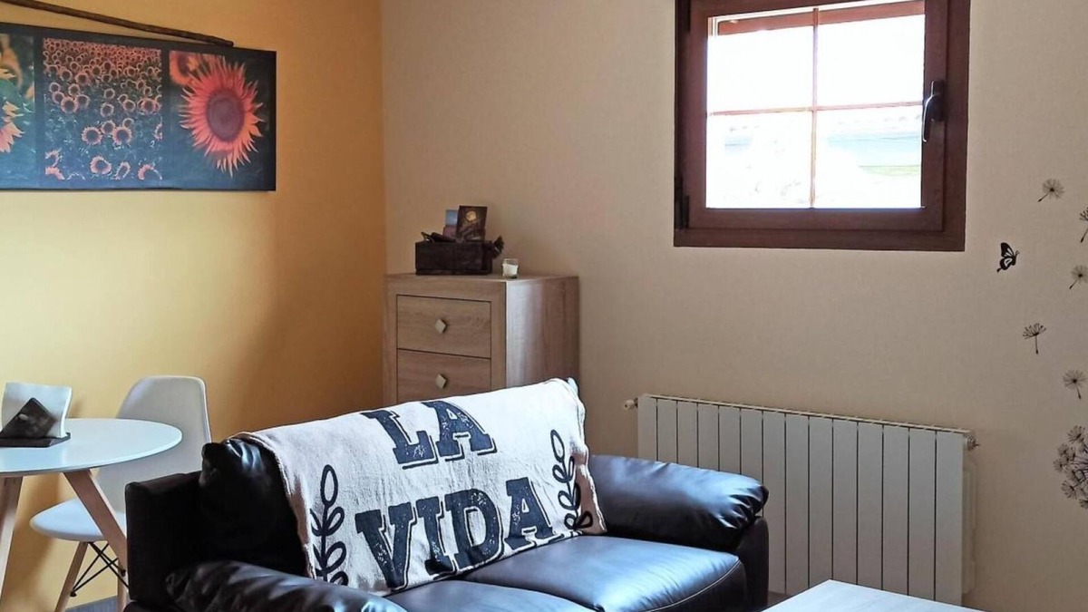 Abalos Apartment | Apartment 'El Guardaviñas Periquita' with Mountain View, Shared Terrace and Wi-Fi