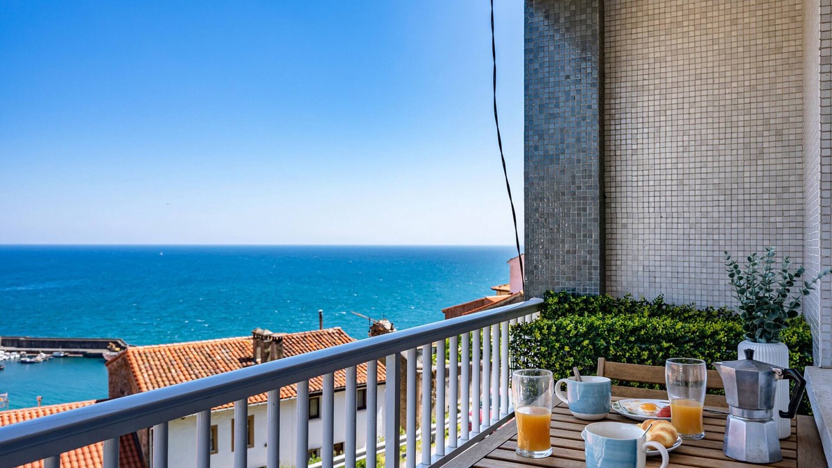 Lastres Apartment | Apartment 'El Privilegio De Lastres' with Sea View and Balcony