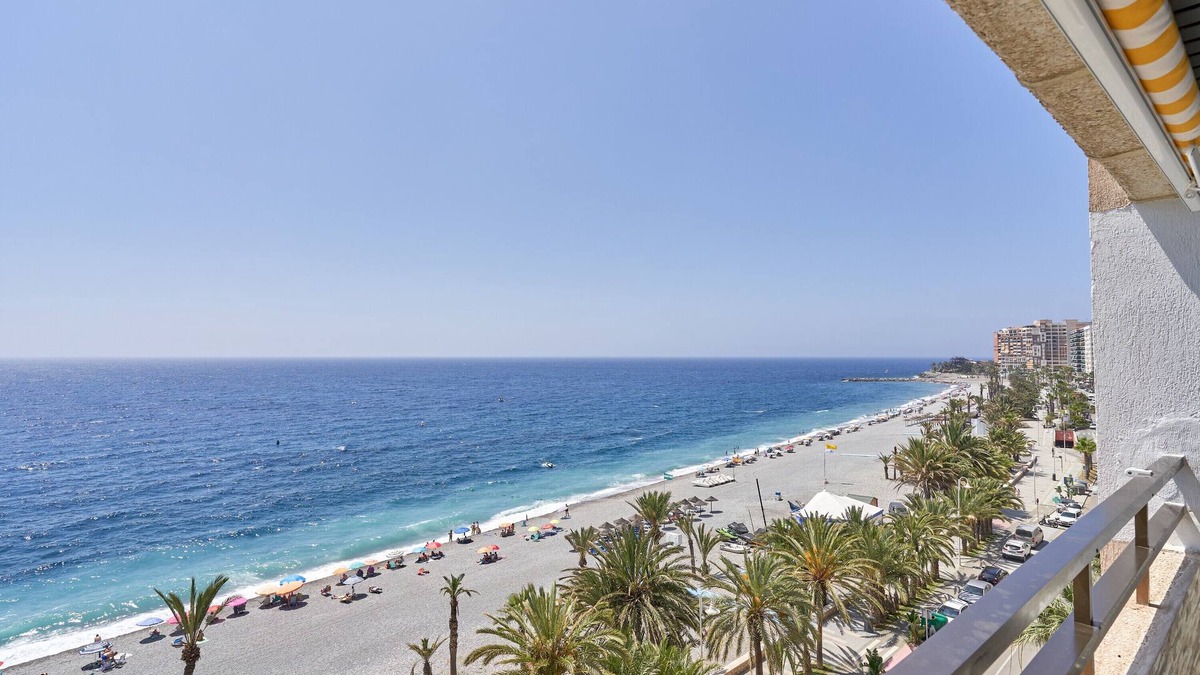 Velilla-Taramay Apartment | Apartment 'El Rompeolas' with Sea Views and Wi-Fi