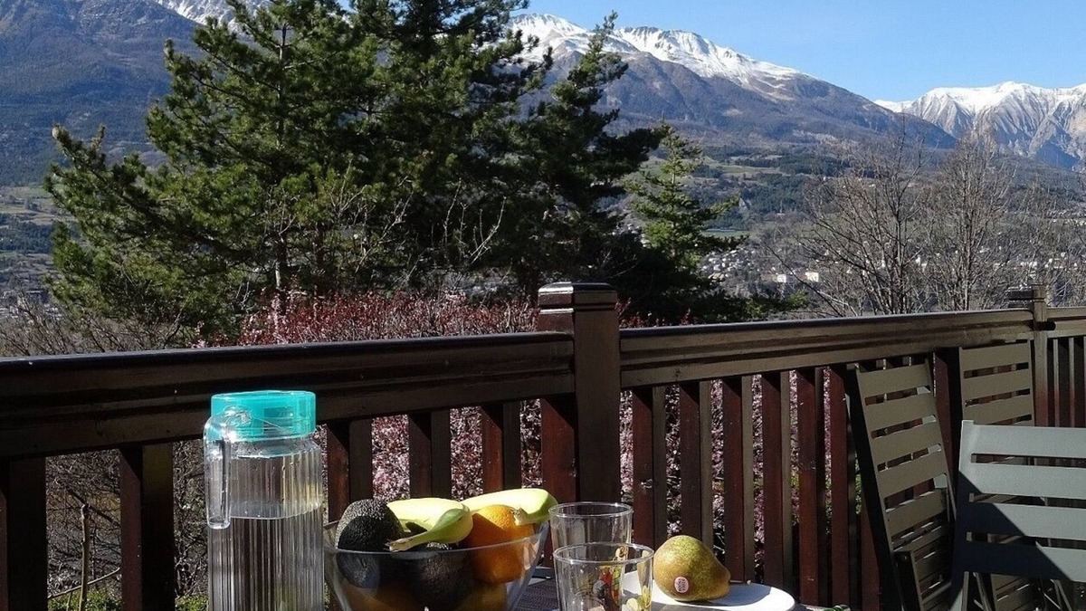Saint-Sauveur Apartment | Apartment "Embrun Top T2 - 3 Étoiles avec Vue" with Balcony