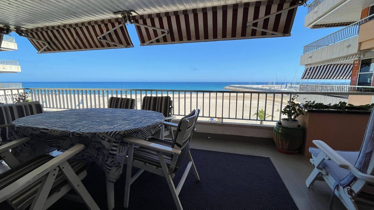 El Roc de Sant Gaieta Apartment | Apartment 'En Primera Línea De Mar' with Sea View, Shared Pool and Wi-Fi