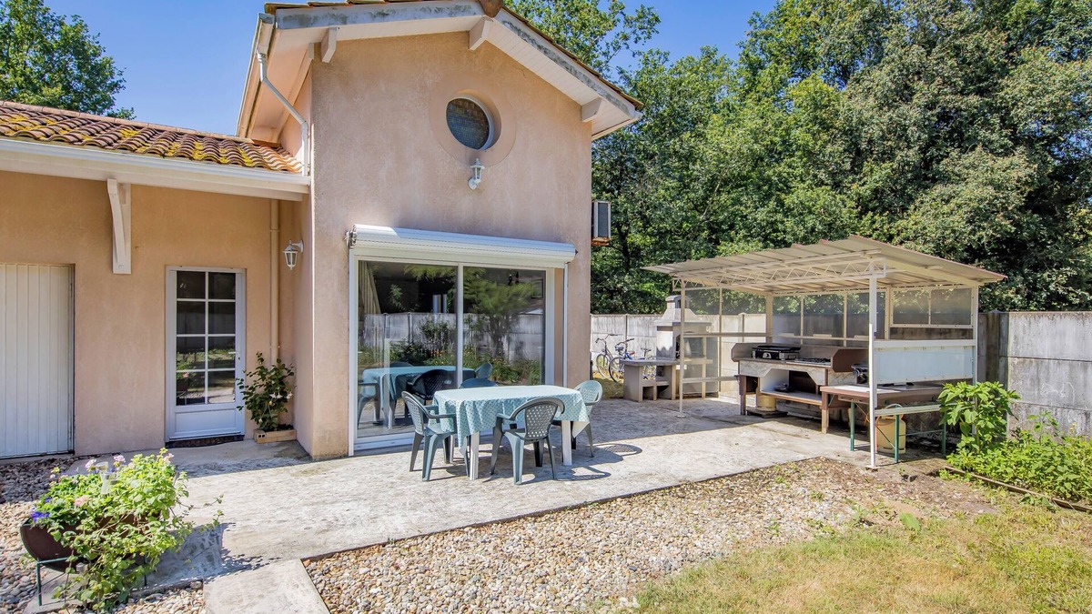 Queyrac Apartment | Apartment 'Entre Vignobles Et Océan' with Private Terrace, Shared Garden and Wi-Fi