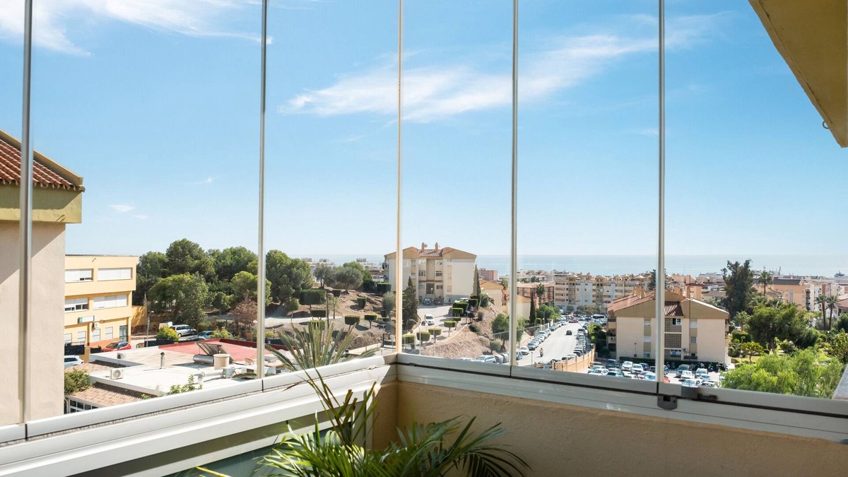 Rincon de la Victoria Apartment | Apartment 'Gran Sol piscina y vistas al mar' with Sea View and Air Conditioning