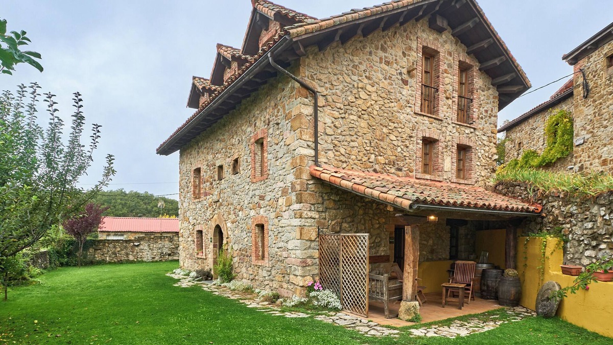 Robledo de la Guzpena Apartment | Apartment 'El Apartamento' with Mountain View, Private Terrace and Wi-Fi