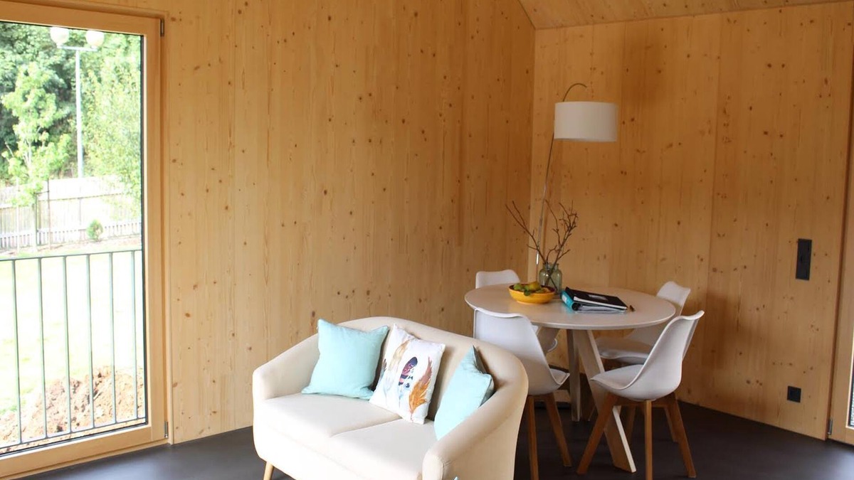 Huettlingen Apartment | Apartment 'Esse' with Shared Garden, Balcony and Wi-Fi