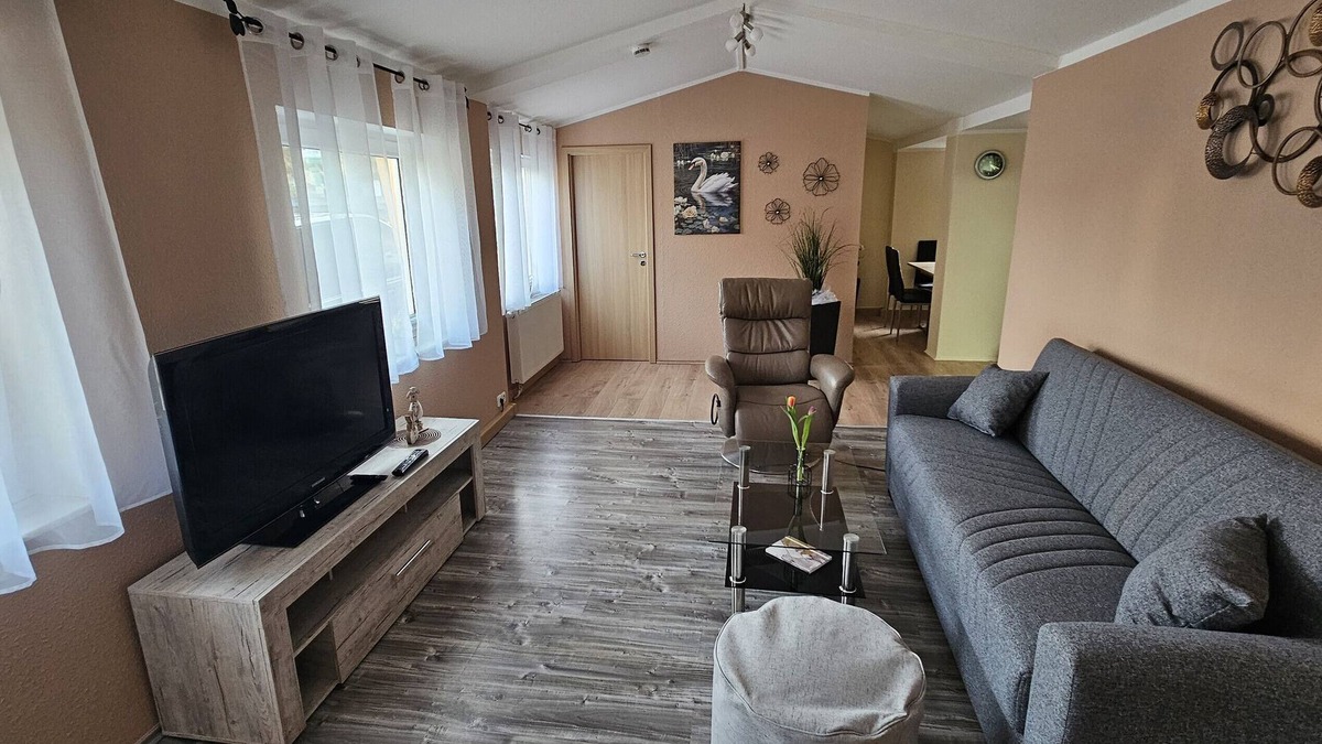 Bad Klosterlausnitz Apartment | Apartment 'Ferienwohnung Am Schwanenteich' with Wi-Fi