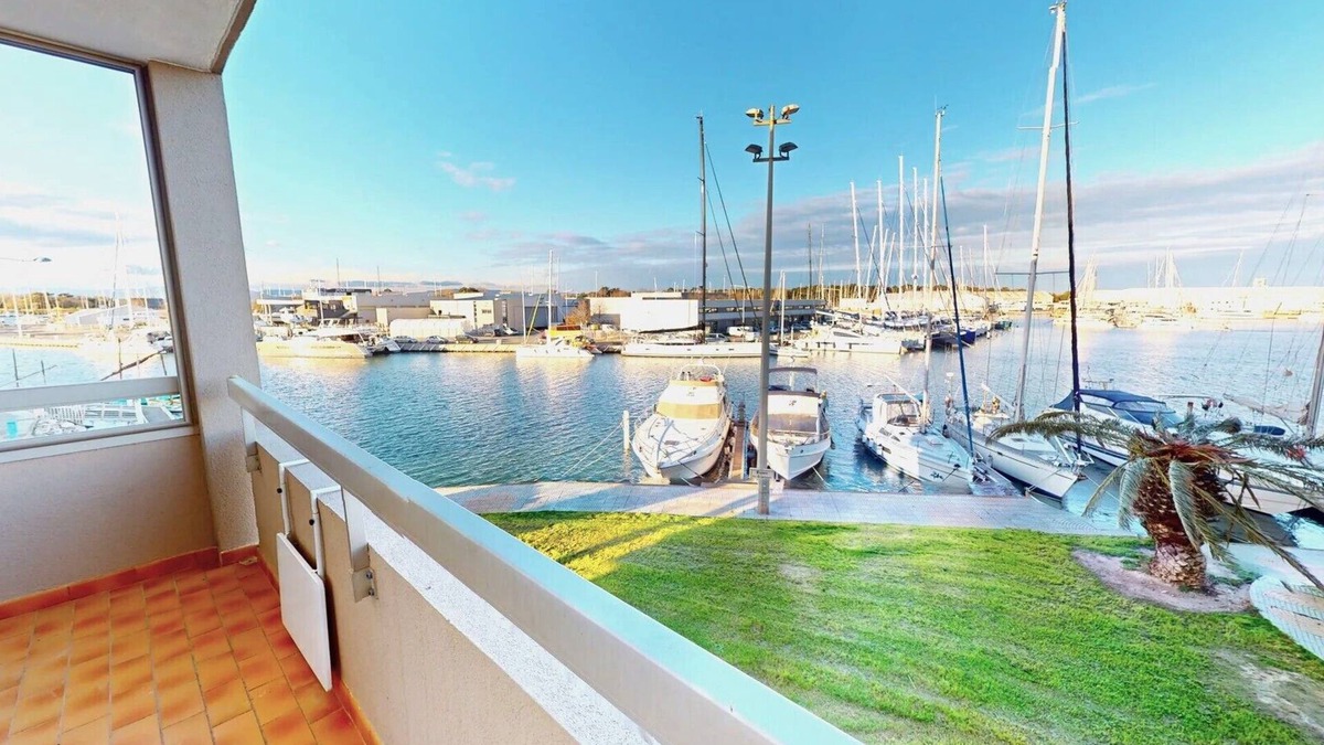 Le Port Apartment | Apartment for 4 with boats view