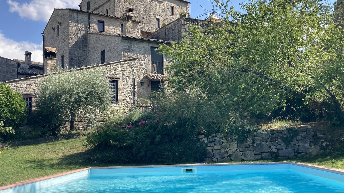 Acqua Loreto Apartment | Apartment facing the pool in medieval village with view of Todi