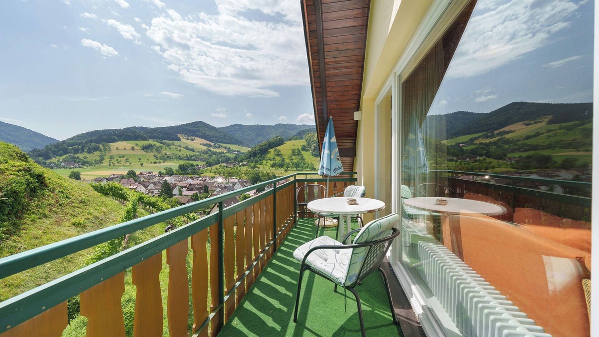 Glottertal Apartment | Apartment 'Familiensuite 8' with Mountain View, Shared Terrace and Wi-Fi