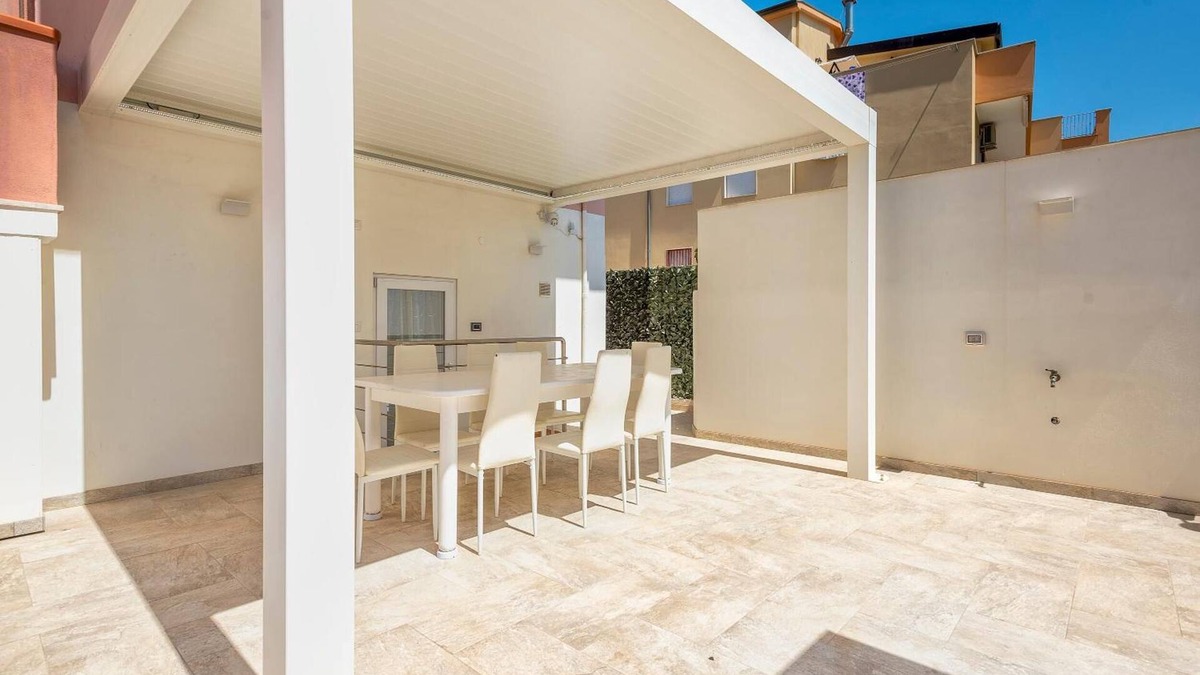 Lido Apartment | Apartment 'Favola Rosa' with Shared Terrace, Wi-Fi and Air Conditioning