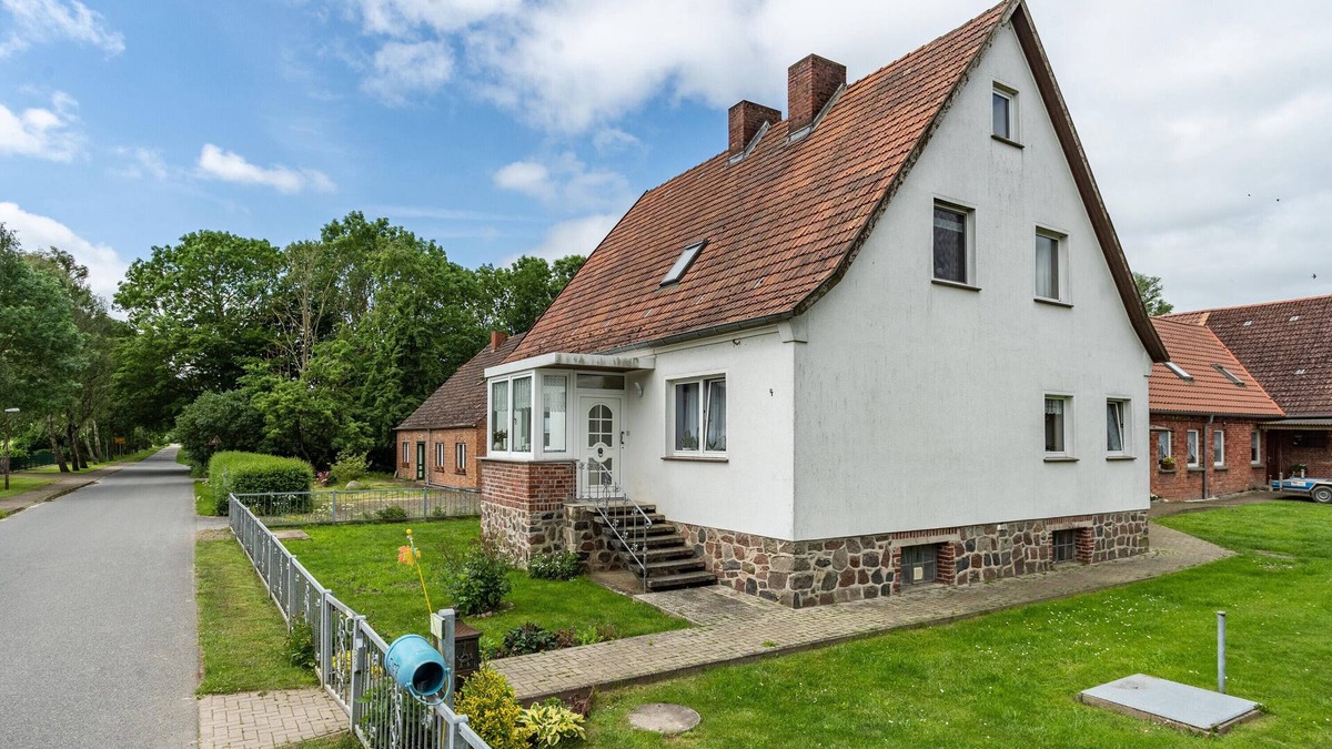 Ahrenshagen-Daskow Apartment | Apartment 'Ferienwohnung Auf Dem Land' with Shared Garden and Wi-Fi