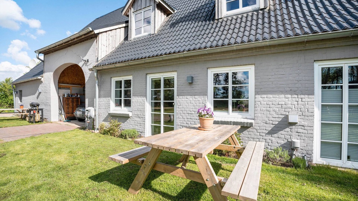Dollerup Apartment | Apartment 'Fehrsland 1' with Shared Garden