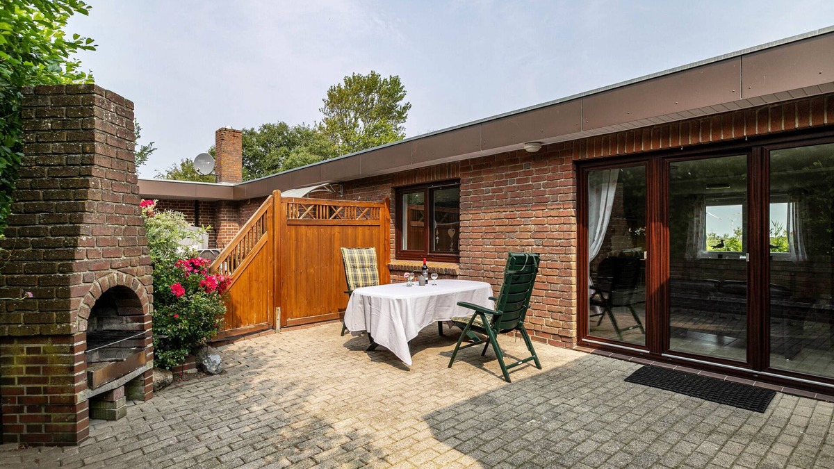 Norddeich Apartment | Apartment 'Ferienhaus Alter Deich' with Private Terrace, Private Garden and Wi-Fi