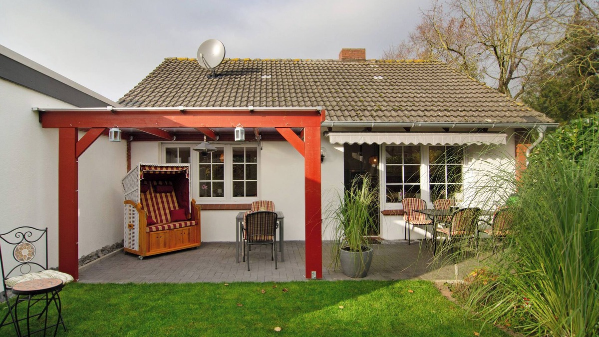 Norden Apartment | Apartment 'Ferienhaus Sonnenschein - Wohnung 2' with Private Terrace, Private Garden and Wi-Fi