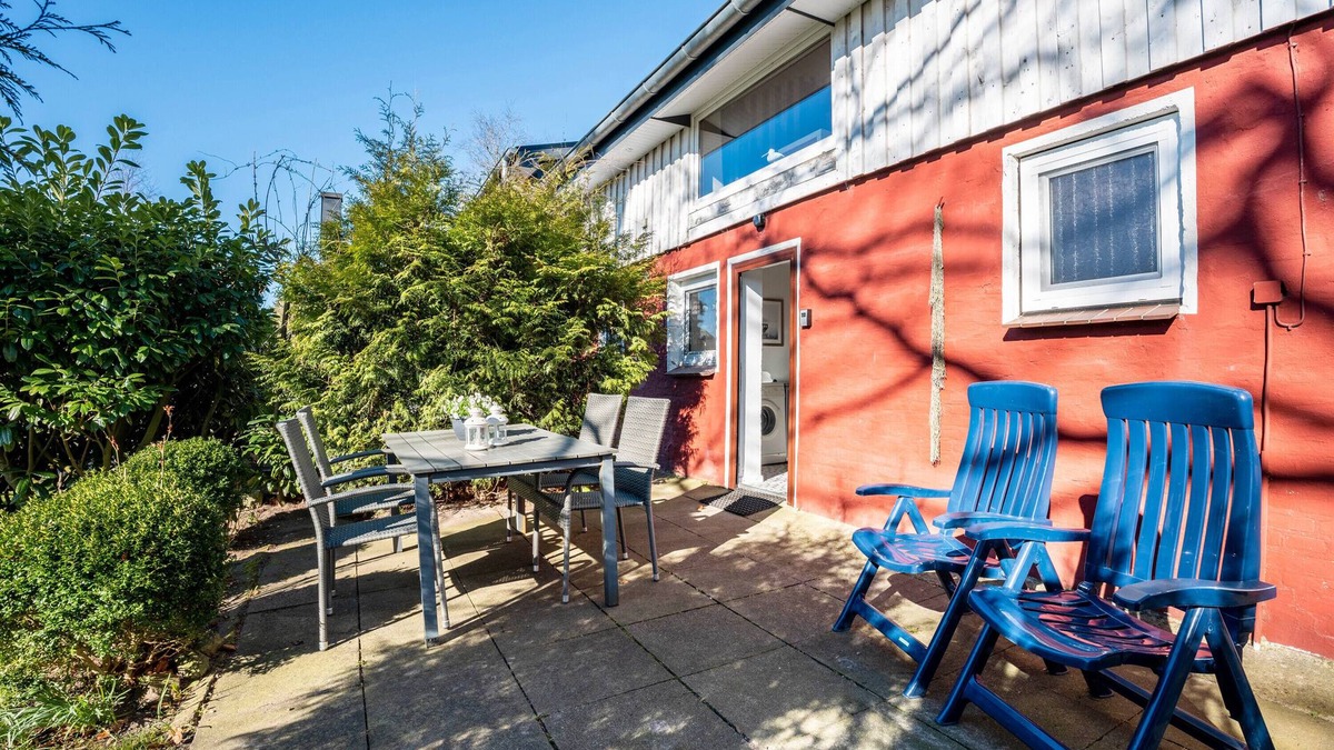 Bondelum Apartment | Apartment 'Ferienhaushälfte Haus Rostock' with Terrace, Garden and Wi-Fi