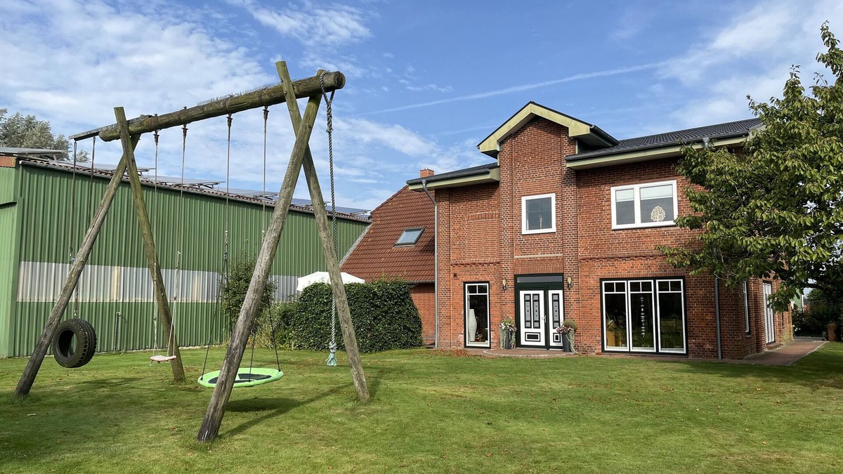 Lehe Apartment | Apartment 'Ferienhof Anke Thiede' with Private Terrace, Shared Garden and Wi-Fi
