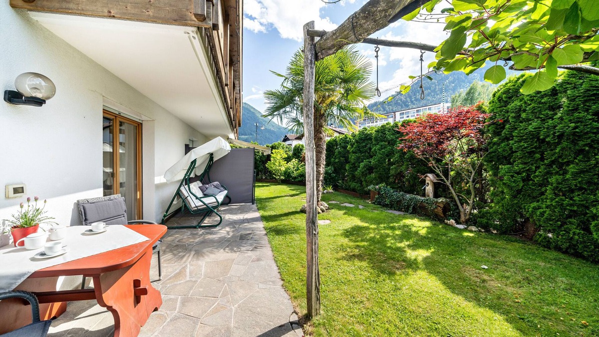 Vollan Apartment | Apartment "Ferienhof Turmwirt Gala" with Mountain View, Shared Pool & Wi-Fi
