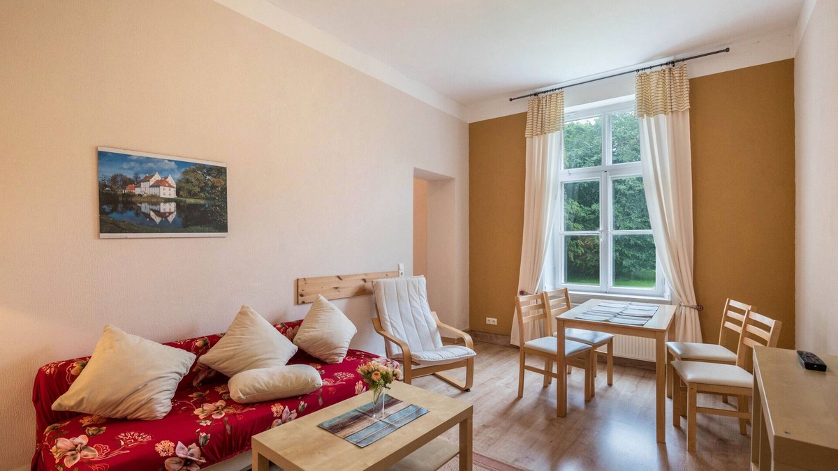 Krakow am See Apartment | Apartment 'Ferienwohnung 8' with Shared Terrace and Shared Garden