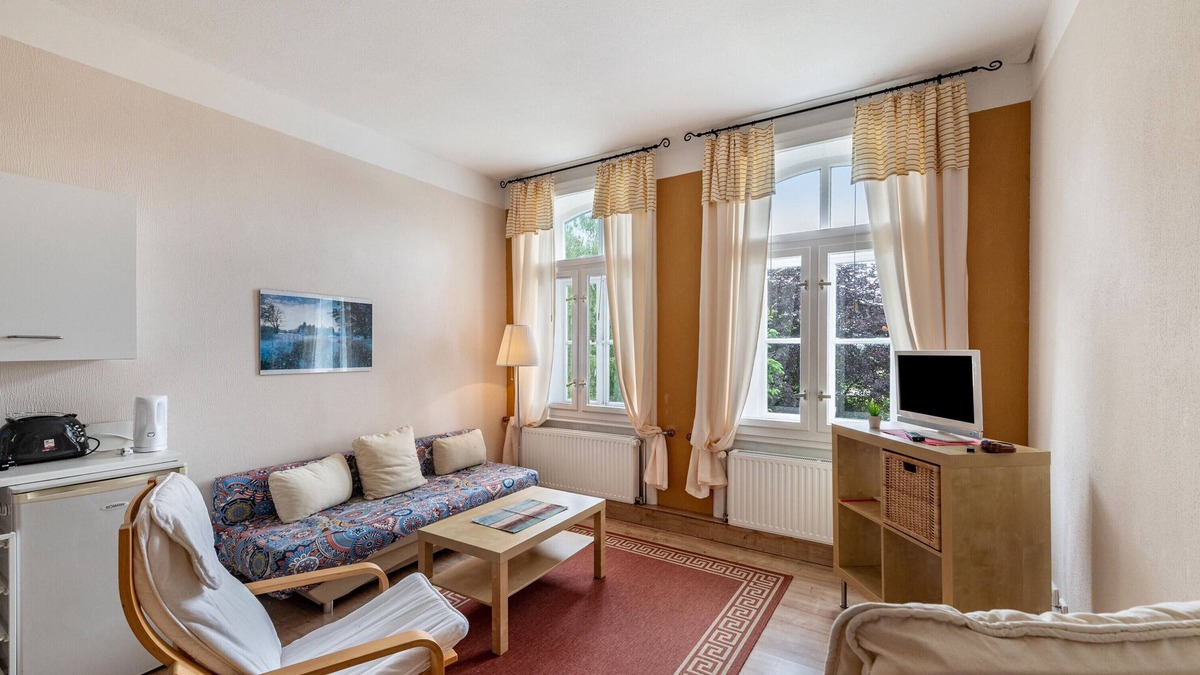 Krakow am See Apartment | Apartment 'Ferienwohnung 9' with Shared Terrace and Shared Garden