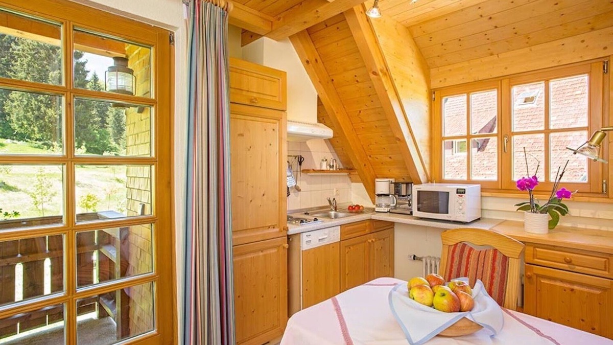 Hinterzarten Apartment | Apartment 'Ferienwohnung Sonne, 35qm' with Mountain View, Shared Terrace and Wi-Fi