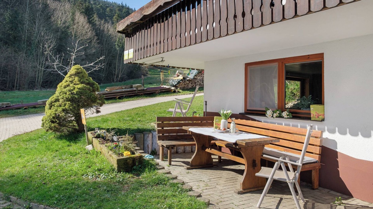 Kirchzarten Apartment | Apartment 'Ferienwohnung Zitrone' with Mountain View, Private Terrace and Wi-Fi