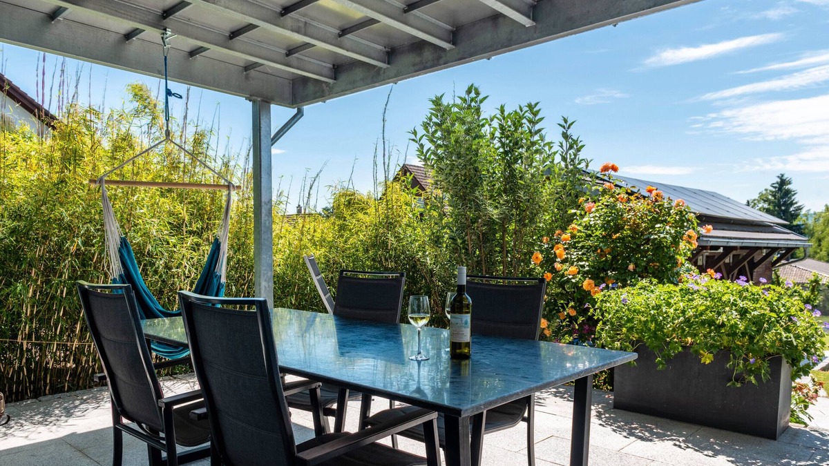 Allensbach Apartment | Apartment 'Ferienwohnung' with Private Terrace and Wi-Fi
