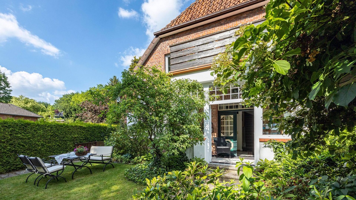 Bendestorf Apartment | Apartment 'Ferienwohnung Abendsonne' with Shared Garden, Balcony and Wi-Fi