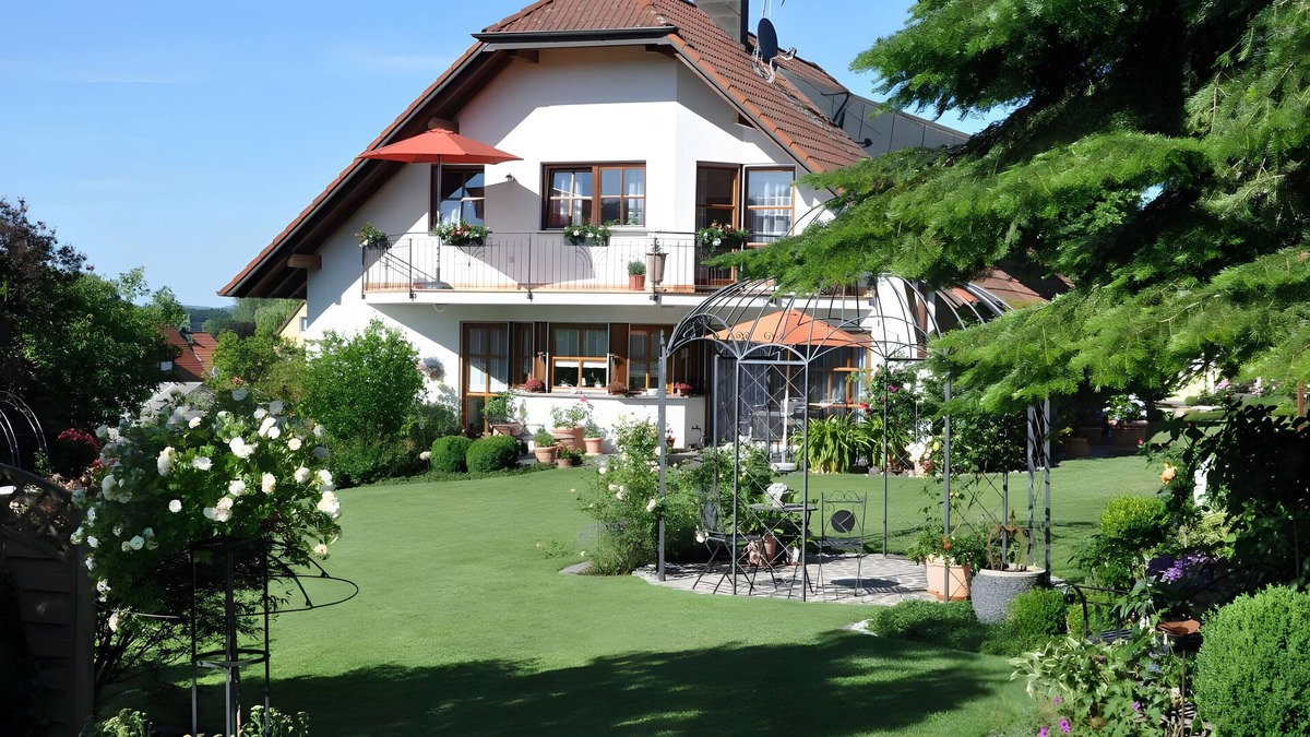 Ebenweiler Apartment | Apartment 'Ferienwohnung Im Rosengarten' with Balcony and Wi-Fi