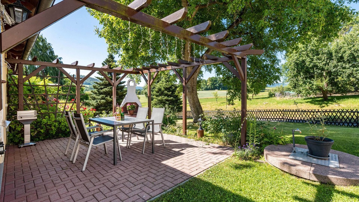 Hainewalde Apartment | Apartment 'Ferienwohnung Am Augusttal' with Mountain View, Private Terrace and Wi-Fi