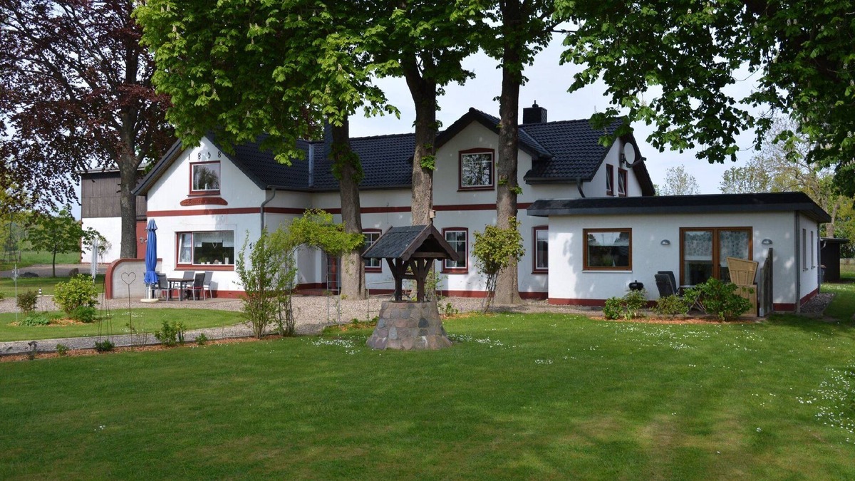Hasselberg Apartment | Apartment 'Ferienwohnung Kastanienhof' with Private Terrace, Private Garden and Wi-Fi