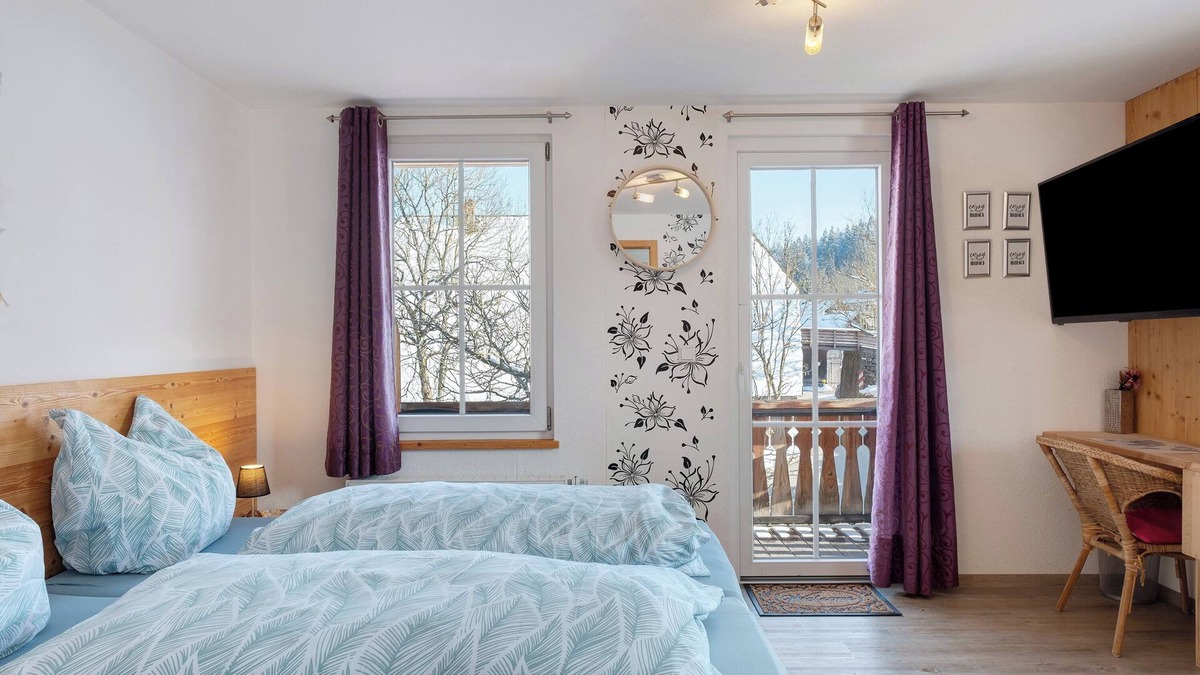 Sankt Georgen im Schwarzwald Apartment | Apartment 'Ferienwohnung 2 Personen' with Shared Garden, Balcony and Wi-Fi