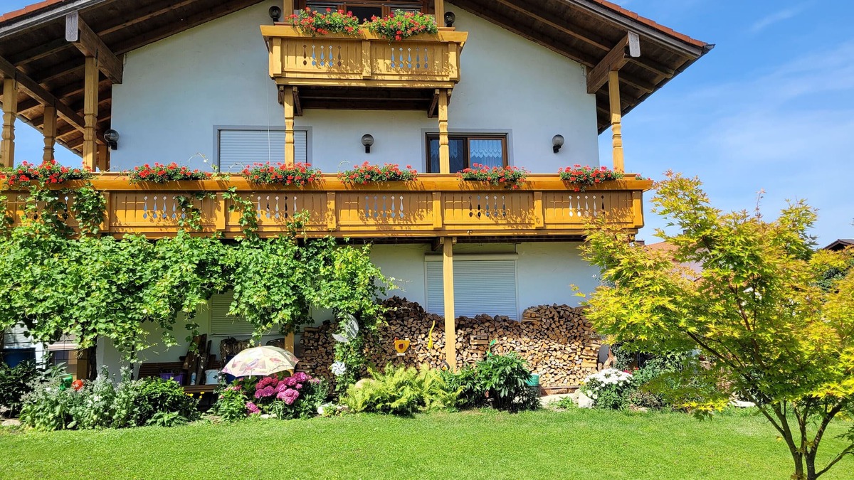 Tittmoning Apartment | Apartment "Ferienwohnung bei Helga" with Balcony