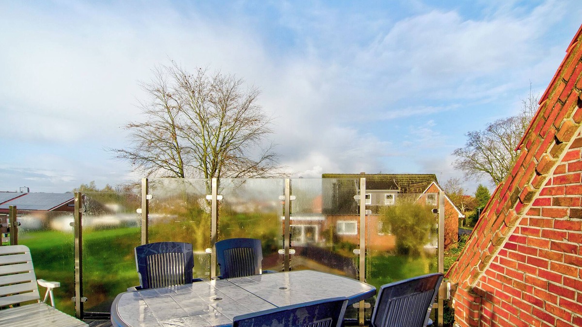 Wangerland Apartment | Apartment 'Ferienwohnung Düne' with Balcony and Wi-Fi