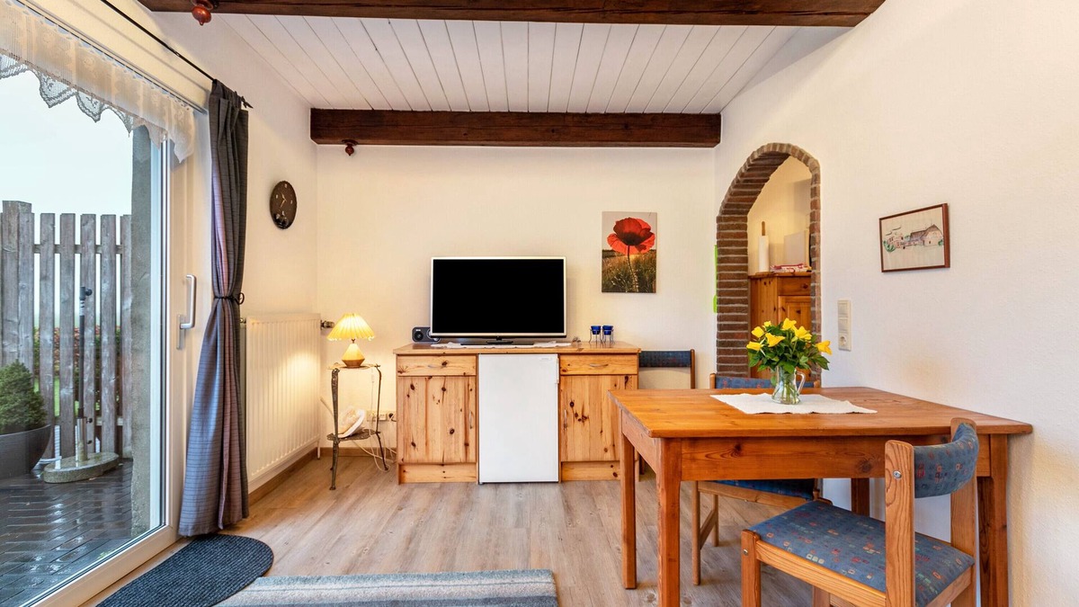 Bordelum Apartment | Apartment 'Ferienwohnung 1 Hühner' with Shared Garden and Wi-Fi