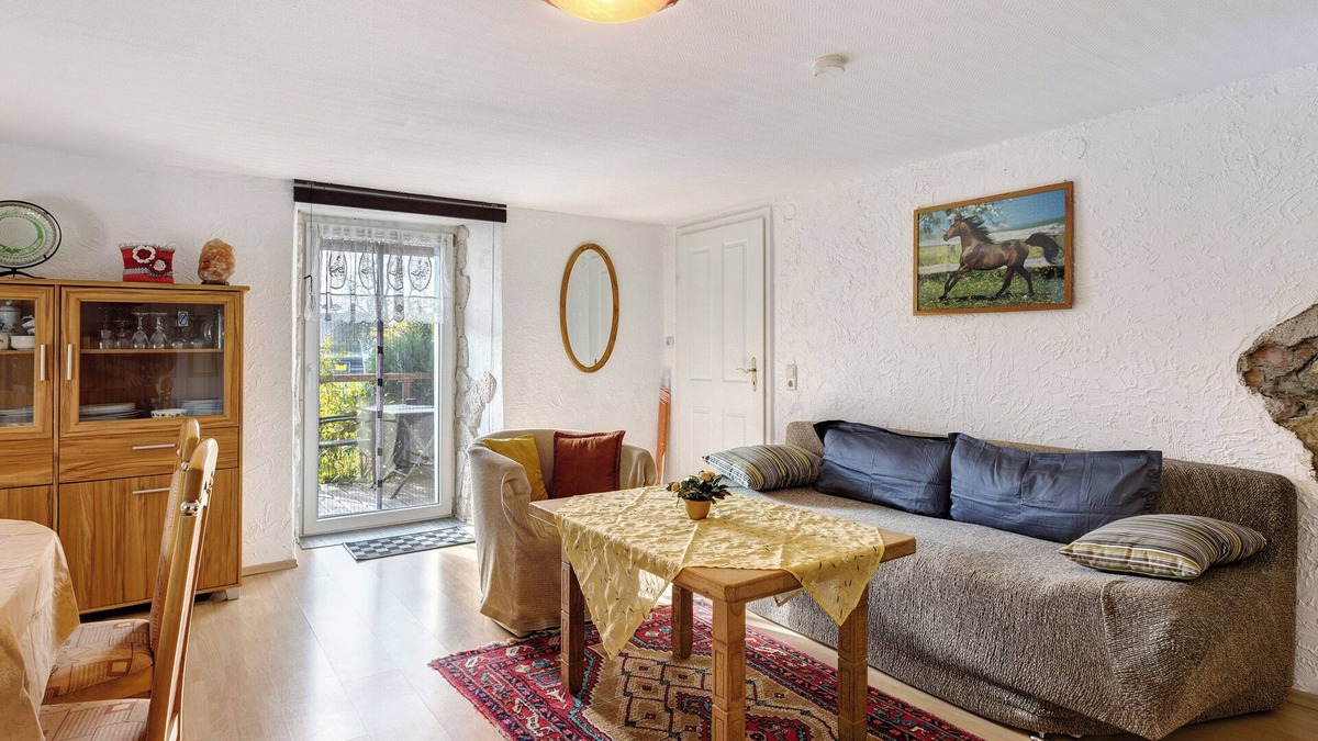 Huefingen Apartment | Apartment 'Ferienwohnung 1' with Private Terrace, Shared Garden and Wi-Fi