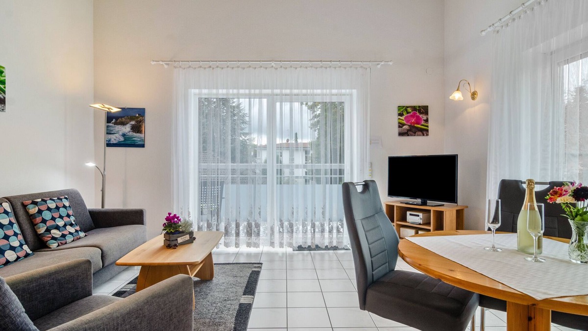 Petershausen-Ost Apartment | Apartment 'Ferienwohnung Rechts' with Balcony and Wi-Fi