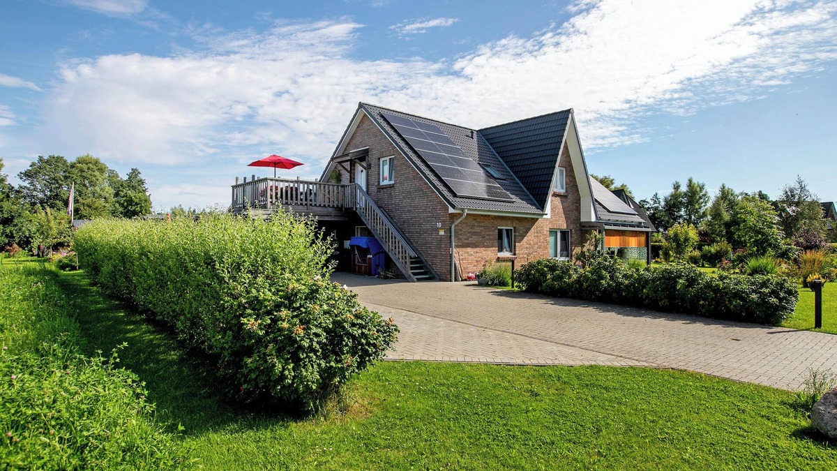 Pellworm Apartment | Apartment 'Ferienwohnung Windrose' with Private Terrace and Wi-Fi