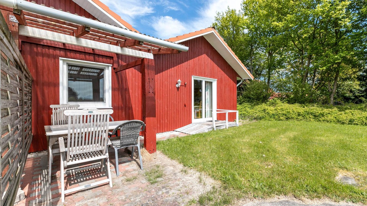 Saustrup Apartment | Apartment 'Ferienwohnung Joerrick' with Private Terrace, Private Garden and Wi-Fi