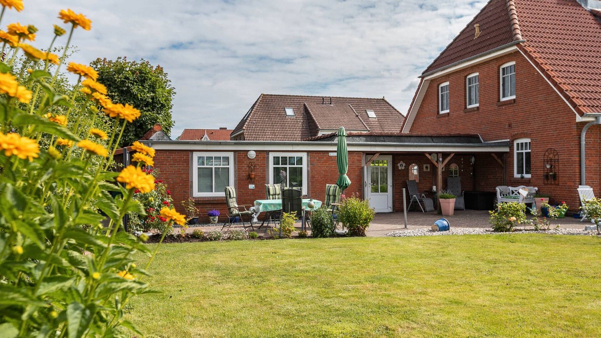 Niebuell Apartment | Apartment 'Ferienwohnung Wellenreiter' with Shared Terrace, Shared Garden and Wi-Fi