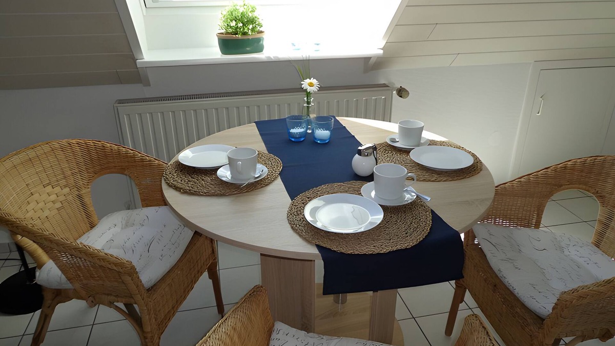 Niebuell Apartment | Apartment 'Ferienwohnung Schwalbennest' with Wi-Fi