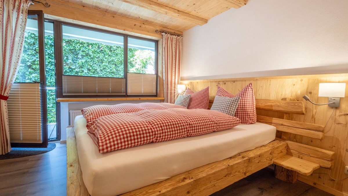 Schwalefeld Apartment | Apartment 'Fewo Wendelstein' with Shared Terrace, Shared Garden and Wi-Fi
