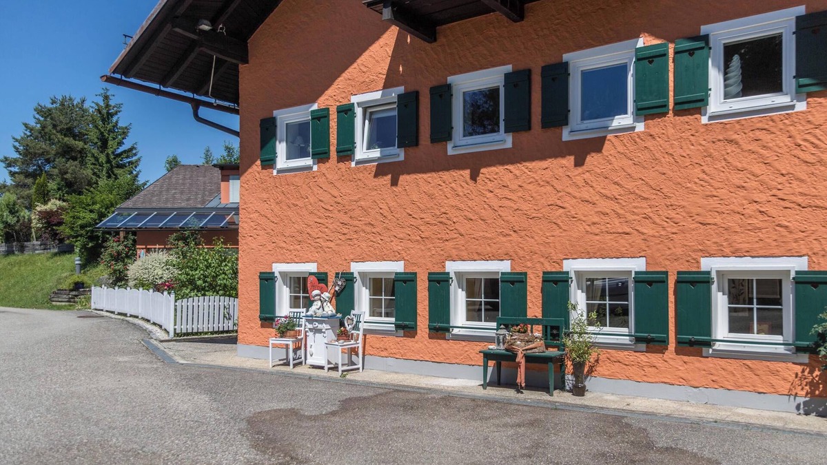 Eggelsberg Apartment | Apartment 'Fewo Im Gästehaus Maximilian' with Mountain View, Balcony and Wi-Fi