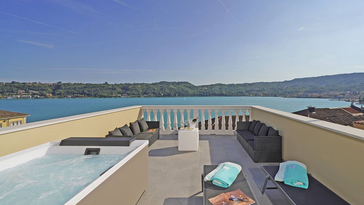 Salo Apartment | Apartment 'Flat 6' with Lake View, Wi-Fi, Air Conditioning with private jacuzzi